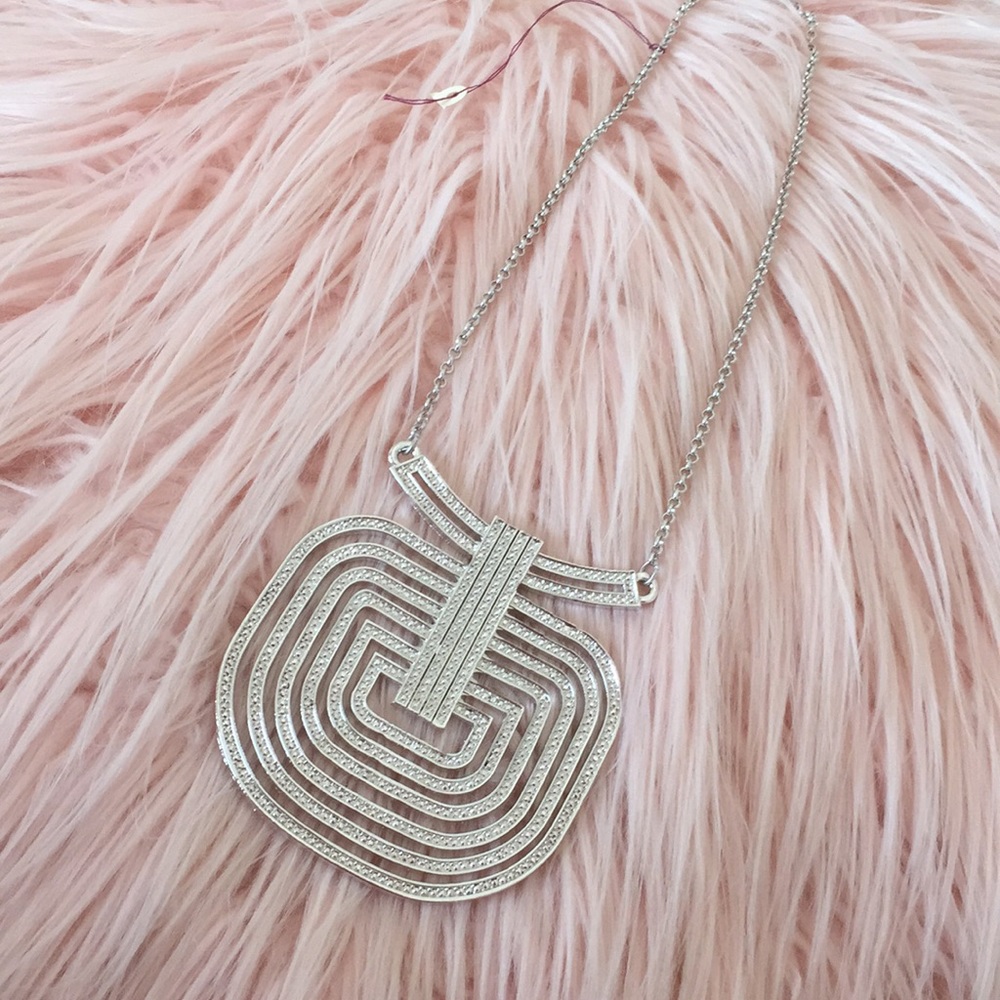 NWT Stunning Silver Necklace